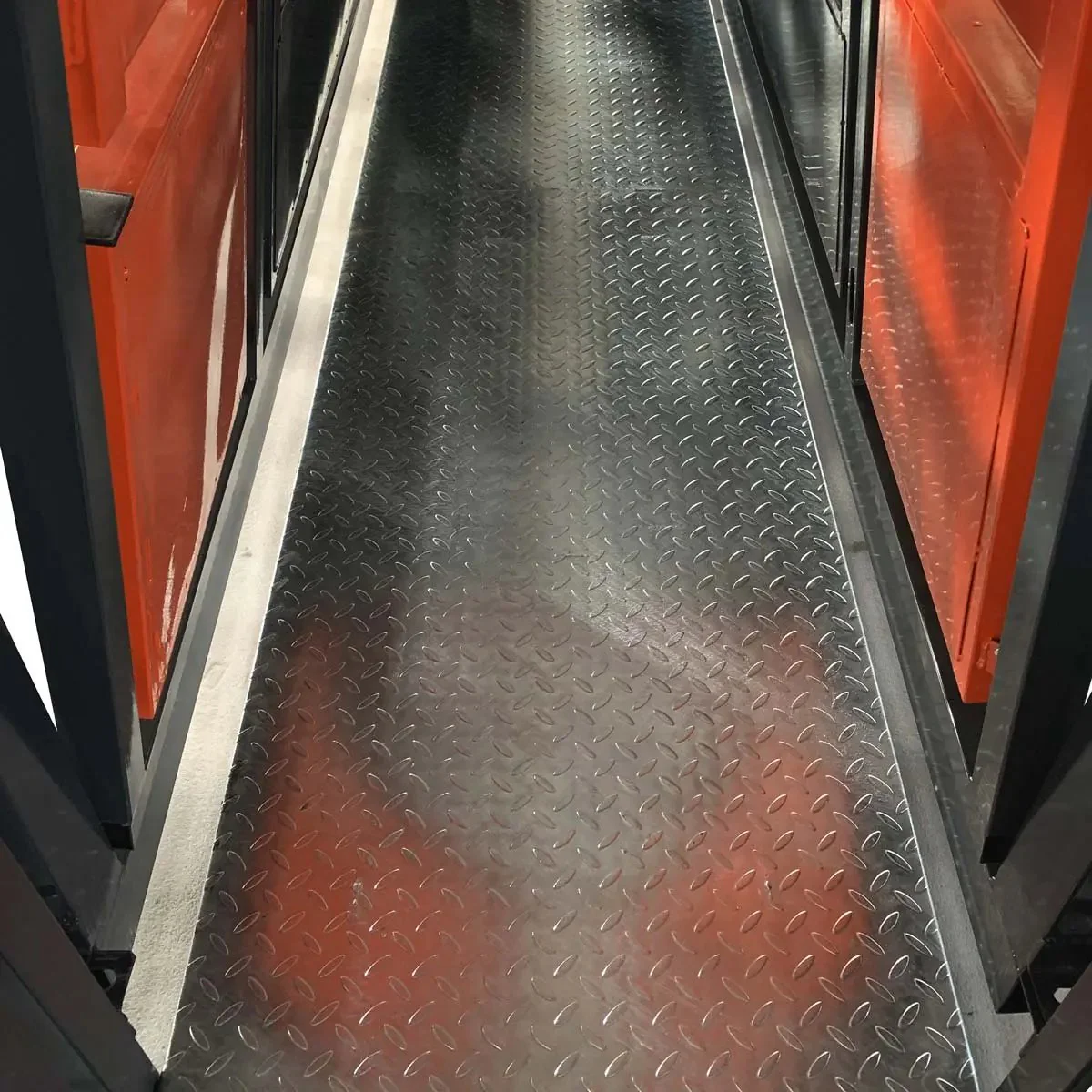 3 m (10′) Squeeze Cattle Work Chute, 2040 kg (4500 lb) Weight Scale, Side Exit, Side Squeeze, LCD Weight Display, TMG‑CSC11 - Image 5